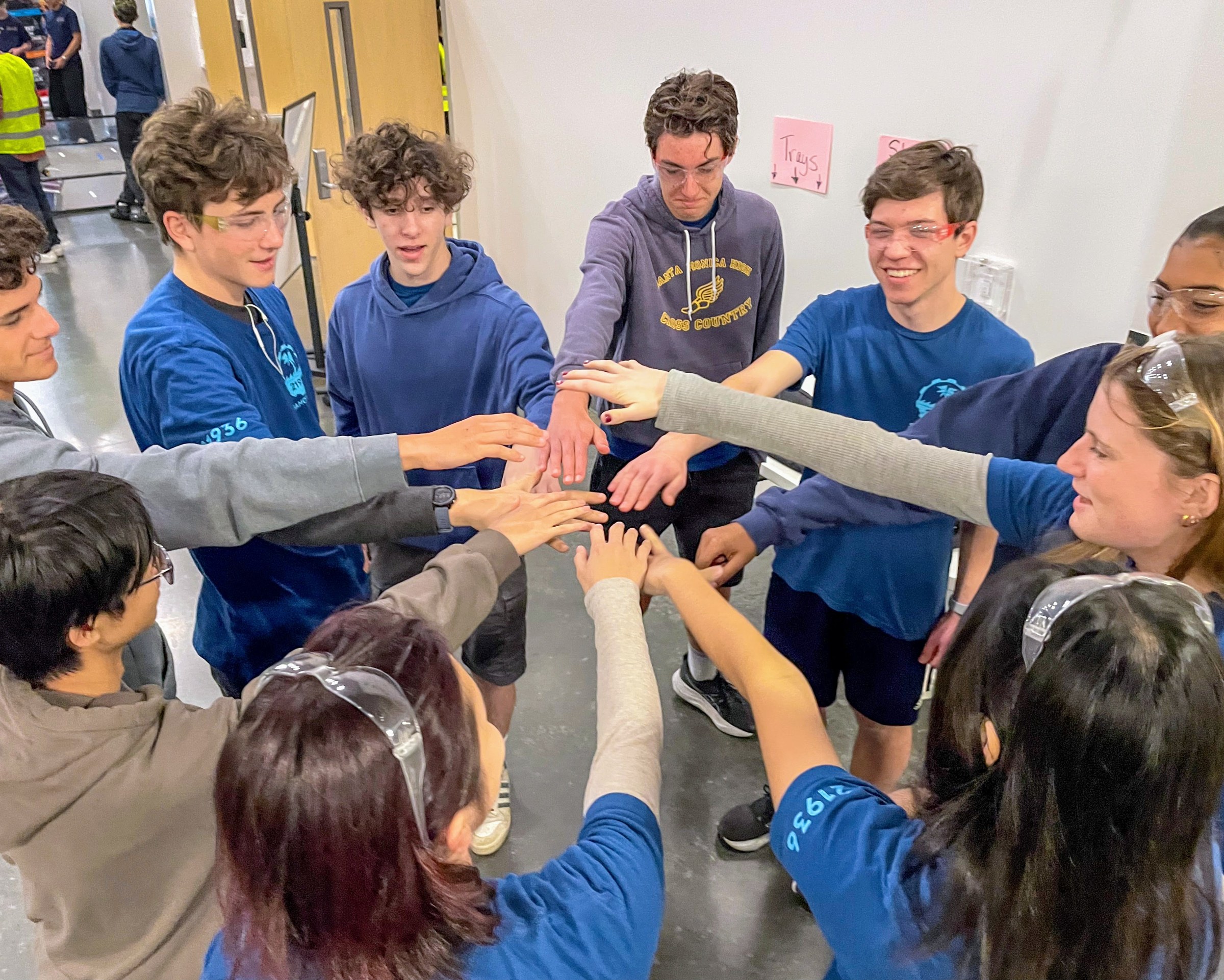 SaMoTech-team-huddle